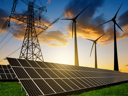 Central eléctrica que mezcla las energías renovables eólica y solar