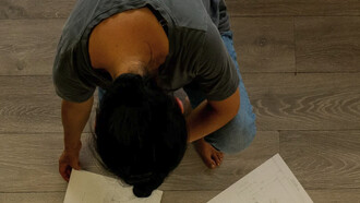 Fotografía de Anna Higson. Junko Mori trabajando