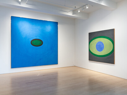 Kenneth Noland, Centennial exhibition, exhibition view. Courtesy of Yares Art