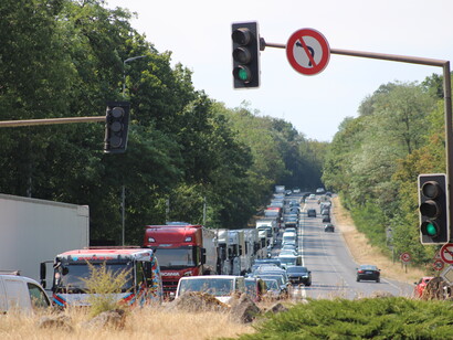 Carretera departamental 607, en Fontainebleau, tras el cierre de la autopista A6, durante los incendios forestales de Fontainebleau, Francia