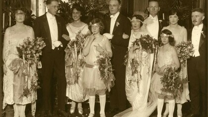 A autora de …E o Vento Levou, Margaret Mitchell (sexta pessoa da esquerda para a direita) casou-se com Berrien Kinnard Upshaw (centro) em 1925. Muitos estudiosos apontam que o personagem de Rhett Butler foi baseado no primeiro marido de Margaret Mitchell e que ele não era para ser um personagem romântico como pintado no filme, mas sim um personagem narcisista e abusivo. Alguns também argumentam que tanto ele quanto Ashley amavam uma forma idealizada de Scarlet. A relação de Rhett e Scarlet se parece muito com o livro Frankstein, onde Rhett é o doutor Frankstein e Scarlet é a sua criação: quando ele perde o controle sobre ela, decide abdicar da responsabilidade sobre o seu erro
