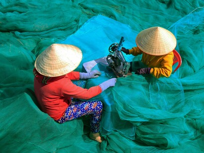 A solução para Marx reside na comunidade. É somente na comunidade com outros que cada indivíduo pode encontrar os meios necessários para desenvolver suas faculdades em todos os sentidos. A liberdade pessoal, portanto, torna-se possível apenas no interior da comunidade 

