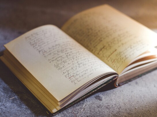 La storia delle religioni richiede un metodo capace di integrare filologia, antropologia e comparazione storica, evitando tanto le interpretazioni speculative quanto le riduzioni biologiche del fenomeno religioso