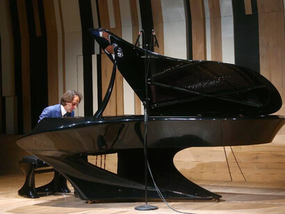 Gergely Bogányi suona il suo innovativo pianoforte