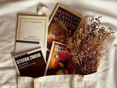 O clube de leitura, é exatamente um lugar de leituras, no plural. No clube de leitura, pode-se ler um livro, discutir-se um filme, conversar sobre uma música. A transversalidade dos clubes de leitura, permite diversificar os conteúdos e gerar inclusão. Considera-se a leitura de forma aberta e focada nas diversas formas de linguagem e de expressão artística