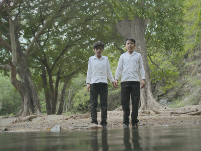 A lo largo de la serie, los personajes enfrentan conflictos personales y comunitarios que ponen a prueba sus valores y su lealtad mutua