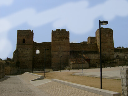 El castillo tiene una planta irregular que se adapta al terreno rocoso y a la curva del río Lozoya. Castillo Buitrago del Lozoya, España