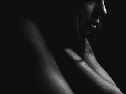 La Endometriosis invade los rincones más sagrados de la intimidad de las mujeres, que nunca comprenderemos cómo esa zona de nuestro cuerpo sea capaz de albergar tanto dolor sin darnos una vida como recompensa