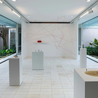 Liliana Porter, Otros cuentos inconclusos, vista da exposição. Cortesia da Luciana Brito Galeria