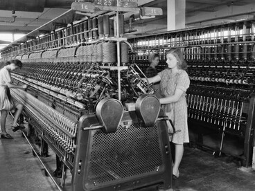No hay manufactura en la que la naturaleza no ayude al hombre y, además, lo haga de forma generosa y gratuita (D. Richardson). Industria textil, máquina de cardar. 1951. Györ, Hungría