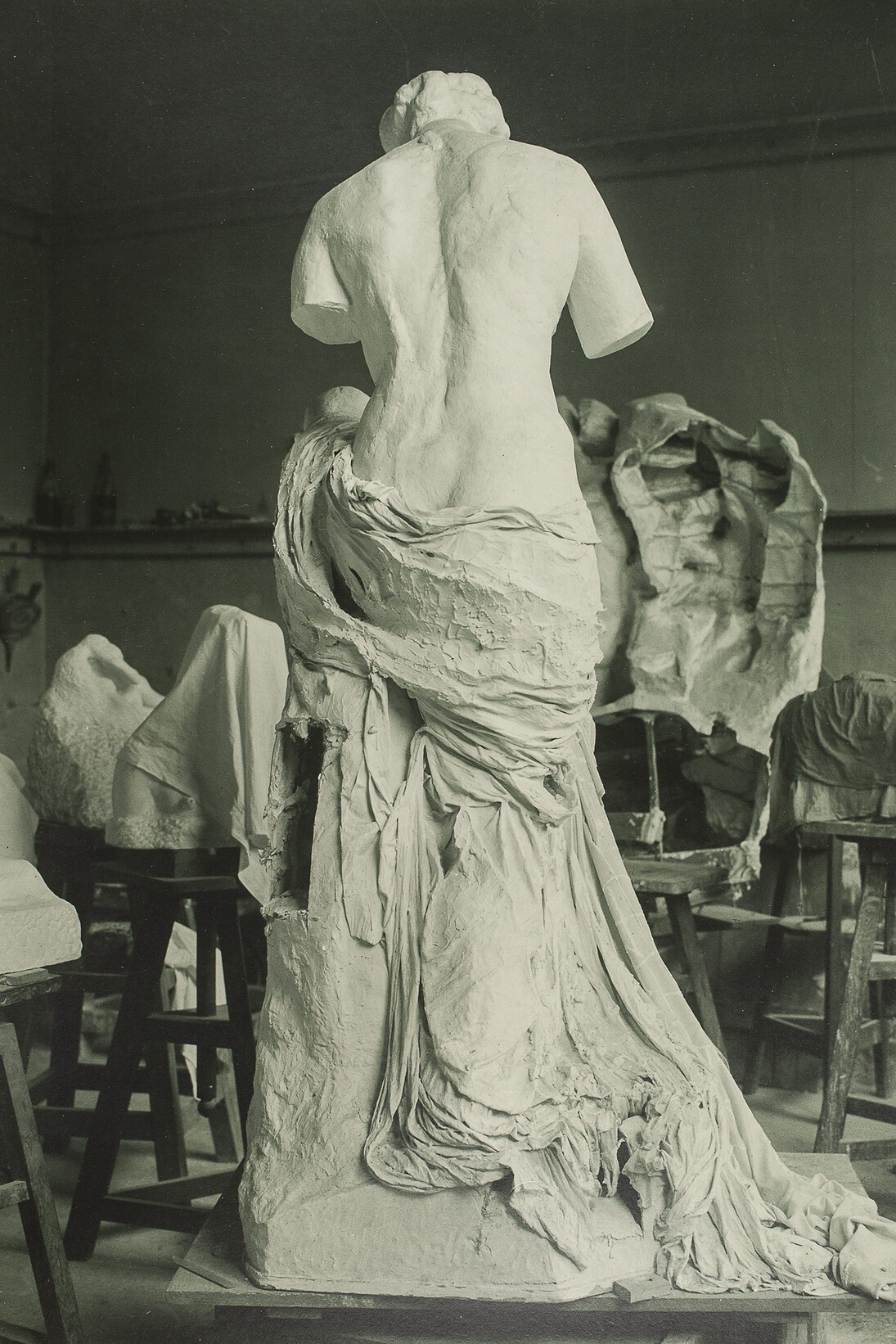 Jacques-Ernest Bulloz (1858–1942), La Muse Whistler
dans l’atelier du Dépôt de marbres, 1908, épreuve au charbon, H. 35,90 L. 26,60 cm Ph. 2180