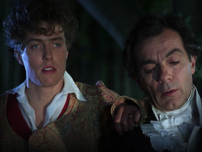 Los actores Hugh Grant y José Luis Gómez en 'Remando al viento' (1988)