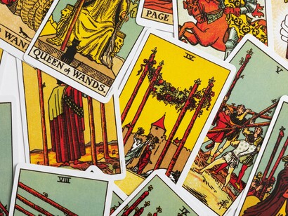 Cartas de tarô. Muitas vezes, a raiz dos nossos obstáculos está na forma como valorizamos apenas o concreto, o palpável, o visível. Vivemos em um mundo que exalta o que pode ser medido e materializado, enquanto o abstrato — emoções, energia, espiritualidade — é negligenciado. O que não se vê com os olhos se torna secundário, mesmo que seja o que sustenta nossa vitalidade interna