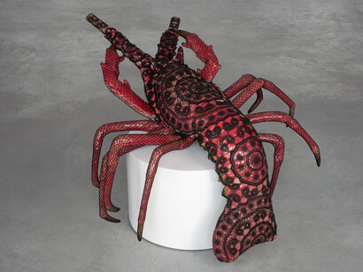 Joana Vasconcelos, *Calypso*, 2009. Faiança Rafael Bordalo Pinheiro pintada com vidrado cerâmico, croché em algodão feito à mão, 84 x 125 x 140 cm. Coleção da artista