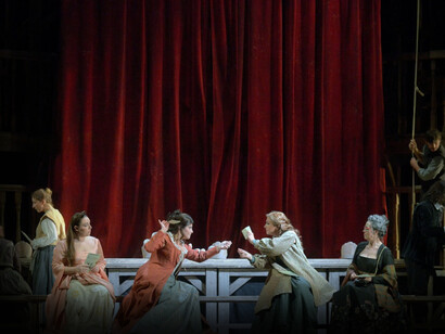 Una scena del Falstaff di Verdi, che ha inaugurato la stagione del Teatro La Fenice, Venezia. Photo. Michele Crosera
