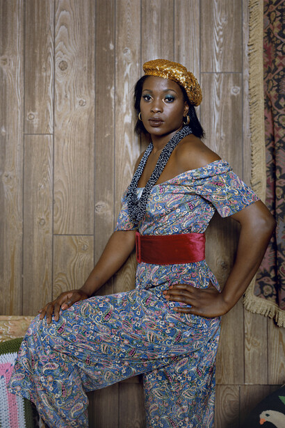 Mickalene Thomas, Qusuquzah Standing Sideways, 2012, C-Print, 167,64 x 135,89 x 8,89 cm, Édition 1/3, Édition de 3 + 2 Épreuves d’artiste, Courtesy Mickalene Thomas & Galerie Nathalie Obadia Paris/Bruxelles. Copyright: Mickalene Thomas Studio