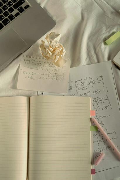 Los metamateriales son estructuras diseñadas para adquirir propiedades que no poseen en su configuración original, mejorando su funcionalidad y seguridad