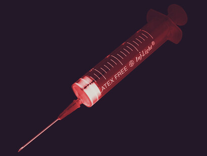 Al día siguiente, llegó la hora de aprender sobre inyectables. El doctor refrescó la teoría antes de ir a la práctica