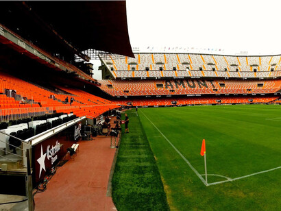 Las gradas y el césped del estadio de Mestalla, Valencia