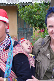 Marina Spadafora con una donna Red Hmong