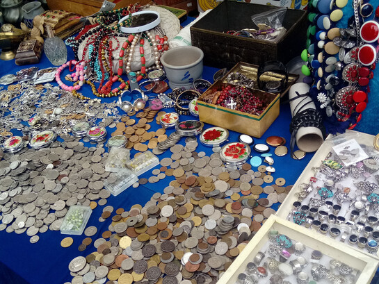 Monedas a la venta en el mercado libre del Día del Rey, Groninga, Holanda