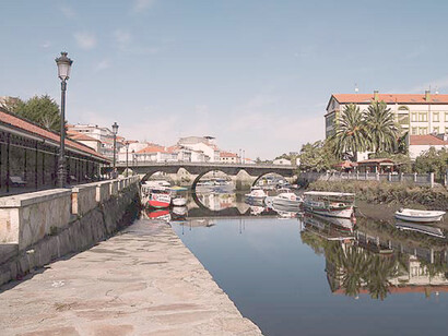 La plateada cinta del río comunica con otras villas y pueblos ribereños