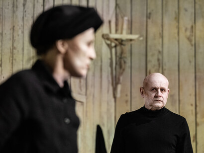 Die gewehre der frau Carrar. Würgendes blei. Courtesy of Residenztheater