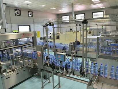Uno stabilimento per l'imbottigliamento dell'acqua