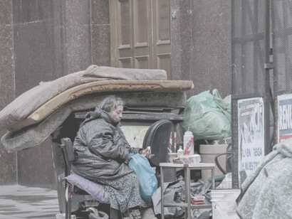 Mujer sintecho protege sus escasas pertenencias