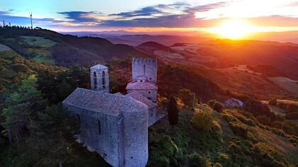 Il Castello di Castiglione Aldobrando sorge sulle colline umbre, offrendo una vista panoramica mozzafiato sulla campagna circostante. Ph Raimondo Biscarini
