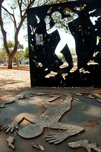 Uma escultura feita pelo artista plástico goiano Siron Franco homenageia a memória do indígena Galdino Jesus dos Santos. O monumento simboliza a permanência da dor e da lembrança, mesmo após o fim das penas judiciais