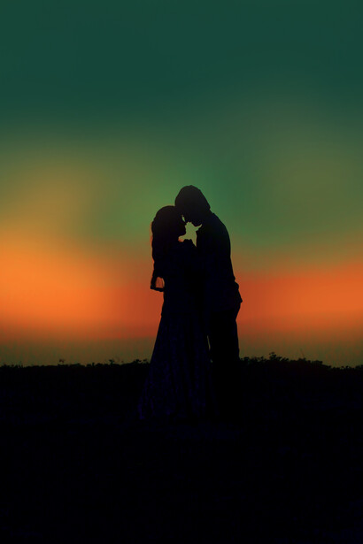 Silueta de una pareja de enamorados al atardecer. A veces, se nos da un sentimiento inefable de alegría que se filtra a través de puertas interiores secretas