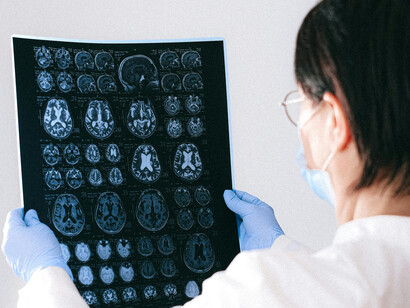 Lire un cerveau aujourd’hui, c’est aussi lire les traces invisibles de notre environnement numérique
