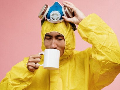 Profissional da saúde toma café e retira máscara de proteção por alguns instantes