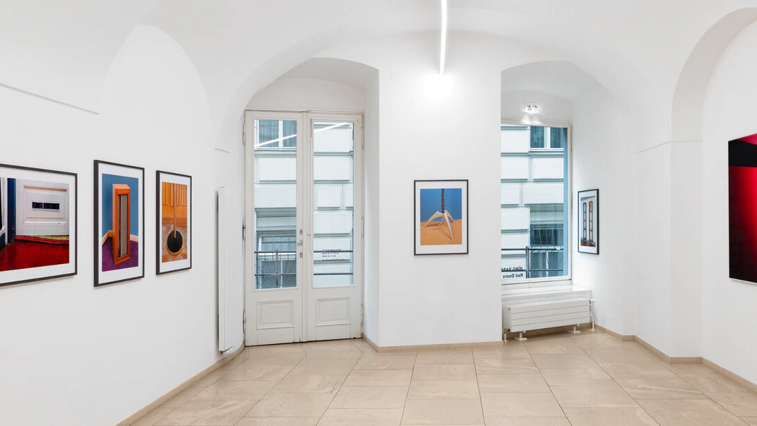 Jörg Sasse, Red doors, exhibition view. Courtesy of Galerie nächst St. Stephan