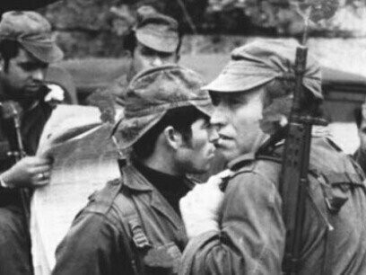 Revolução dos Cravos em Portugal. Abril não seria mais o mesmo. A aliança com a liberdade estava sacramentada. João e Leonor encontraram Maria e Nuno e se perderam na emoção do fenómeno natural aliado ao que vivenciaram naquele dia. Ninguém conseguiu falar. As palavras para o inefável ainda não foram inventadas