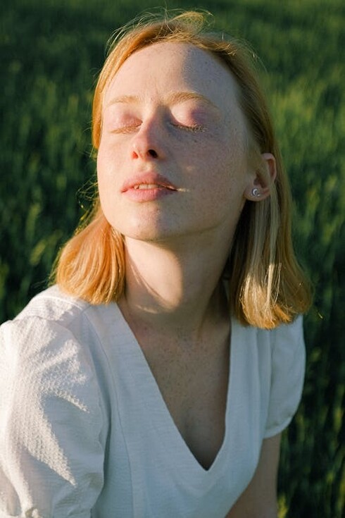 Donna a occhi chiusi: "Eppure l’idea che abbiamo bisogno del respiro non ci fa sentire limitati, anzi piuttosto in connessione con qualcosa più grande di noi ma vitale e necessario"