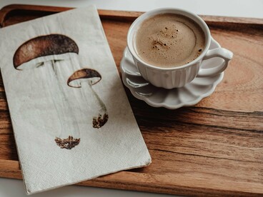 Uma chávena de café acompanhada por um guardanapo decorado compõe a cena simples e familiar dos cafés diários. Nos detalhes aparentemente banais, escondem-se hábitos e símbolos que raramente paramos para observar
