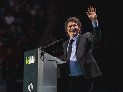 La política exterior de Milei ha sido criticada por ser personalista y autocrática, ya que ha marginado al Congreso y a las instituciones diplomáticas en favor de decisiones unilaterales