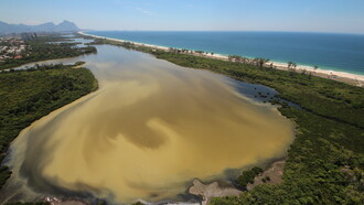 Lagoa de Marapendi tomada por esgoto, mais uma unidade de conservação que só existe no papel.Todas as fotos de Mario Moscatelli