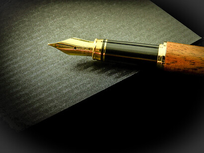 Assurance obsèques. Des cadeaux allant du réveil-matin, une ineptie quand on sait qu’un mort a peu de chances de l’être après avoir passé l’arme à gauche, au stylo-enregistreur, sans doute pour signer le contrat au cas où je n’en disposerais point sous la main