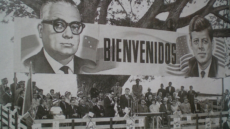 John F. Kennedy y Rómulo Betancourt durante una visita oficial en La Morita, Venezuela, 16 de diciembre de 1961