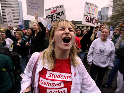 Estudiantes exigen la prohibición a portar armas en EE. UU.
