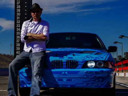 Lundgren’s “Phoenix” went 999.5 miles (1,600 kilometers) on a single charge