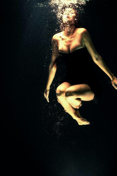 Donna in apnea sott'acqua: se trattieni provi ansia, angoscia, hai bisogno di tirare il fiato