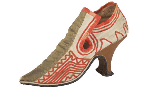 Man’s Shoes, unknown ca. 1720 probably Germany goats leather, braiding, gold border, silk ribbonL 25 cm; heel 6,8 cm