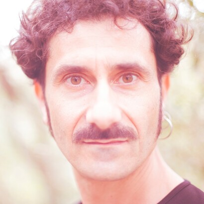 Gente che scappa dalla o verso la propria terra, lasciando un amore o magari cercandolo. Una Terra che non è contenta, che si ribella. Foto da @dino.semeraro