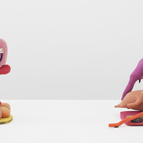 Matthew Ronay, Couplings, 2017, Basswood, dye, gouache, flocking, plastic, steel polycarbonate 67.3×45.7×41.9cm/261/2 ×18×161/2in and Sexual Trimorphism, 2017, Basswood, dye, gouache, cotton, flocking, steel, plastic, polycarbonate, 54.6x62.2×53.3cm/211/2 ×241/2 ×211/4 in. View of the exhibition “Ramus” by Matthew Ronay at Perrotin Paris (March 17 – May 26, 2018). Photo: Claire Dorn / Courtesy Perrotin