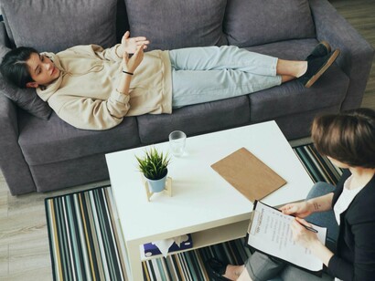 Sessão de terapia. Me perdi de mim mesma, e agora, pensando em tudo, não consigo me encontrar. Deveria ser mais fácil nessa altura da vida, ainda mais agora, prestes a entrar de férias com todas as responsabilidades das próximas semanas colocadas em modo avião


