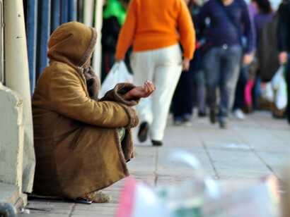 Joven pidiendo limosna